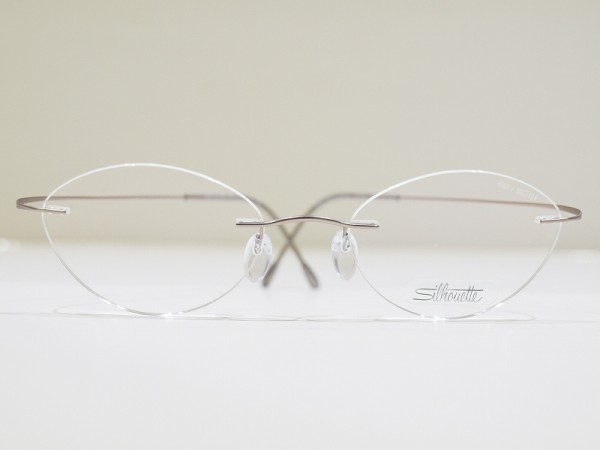 さんプラザコンタクトレンズ　メガネ店　シルエットのメガネ